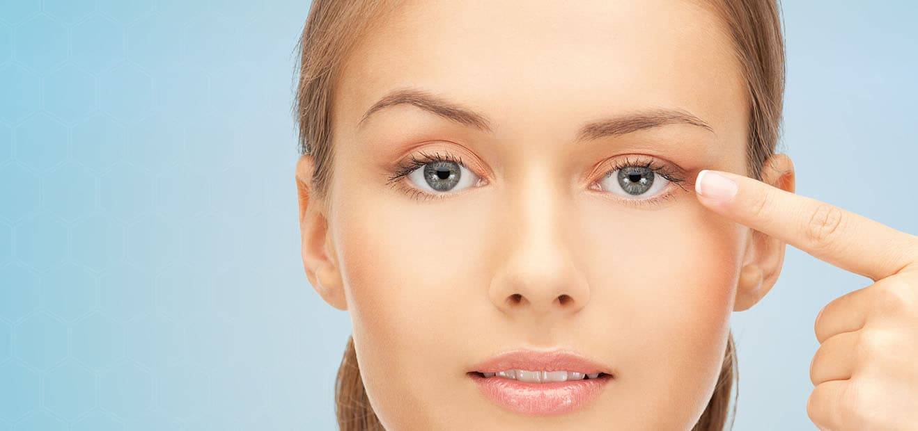 Espacio de trabajo ordenado con buena iluminación y monitor a la altura adecuada